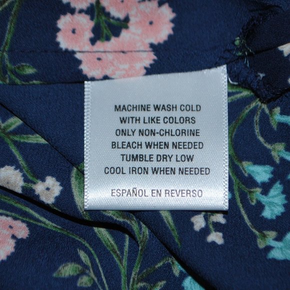 3/$30 - Floral V-neck Button-up Blouse - L - Picture 12 of 12